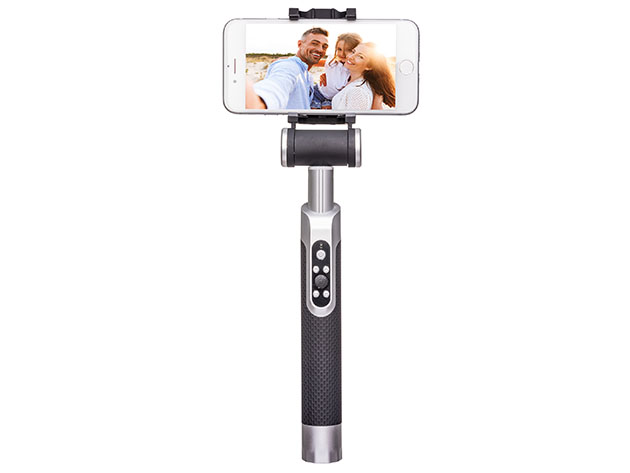 Un selfie stick mostrando una foto en una cámara de tres personas sonriendo