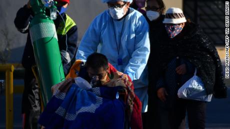 Una enfermera ayuda a un paciente de Covid-19 afuera de un hospital en la ciudad de Arequipa, Perú, el 23 de julio de 2020.