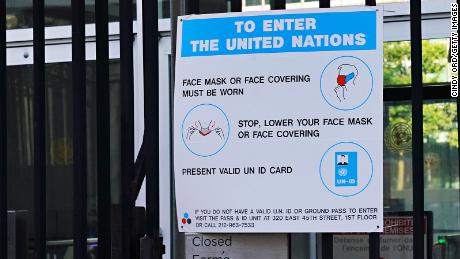 Cartel de la ONU que describe el protocolo de máscara en la sede