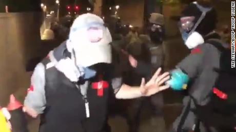 Tácticas policiales bajo fuego mientras el video muestra a médicos en Portland siendo empujados al suelo 