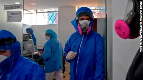 Trabajadores de la salud en una sala de coronavirus en Soacha, Colombia, el 24 de julio de 2020. 