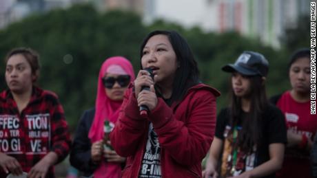 La ex trabajadora doméstica indonesia Erwiana Sulistyaningsih habla durante un evento en Hong Kong el 27 de marzo de 2016. 