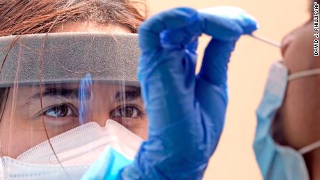 Otro día de registro de casos de coronavirus a medida que más estados repensan el mandato de la máscara