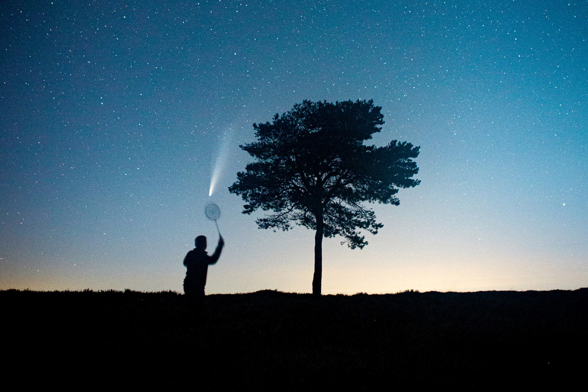 El hombre juega bádminton con el cometa NEOWISE en una foto viral