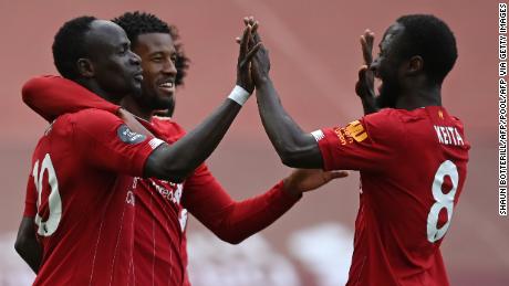Liverpool celebra el gol de apertura de Sadio Mane contra el Aston Villa.