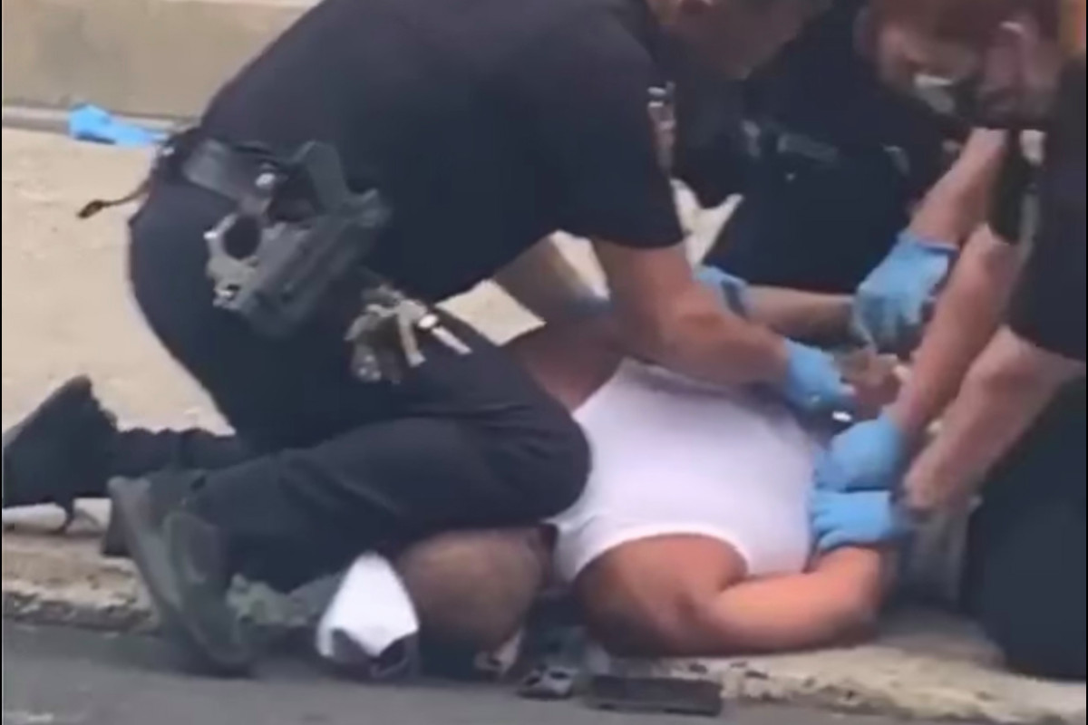 Video de sondeo de la policía de Pensilvania del policía arrodillado en el cuello del hombre
