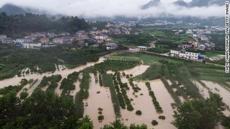 Esta foto aérea tomada el 6 de julio muestra tierras de cultivo inundadas en el condado de Shimen, en la provincia de Hunan, en el centro de China.  El país se ha visto afectado por las peores inundaciones que ha experimentado en años.