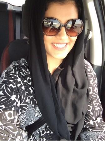 Mujer saudí Loujain Hathloul arrestada por conducir