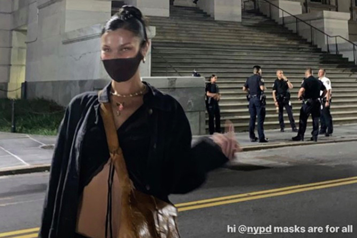 Bella Hadid le da el dedo medio a los policías de la policía de Nueva York por no usar máscaras