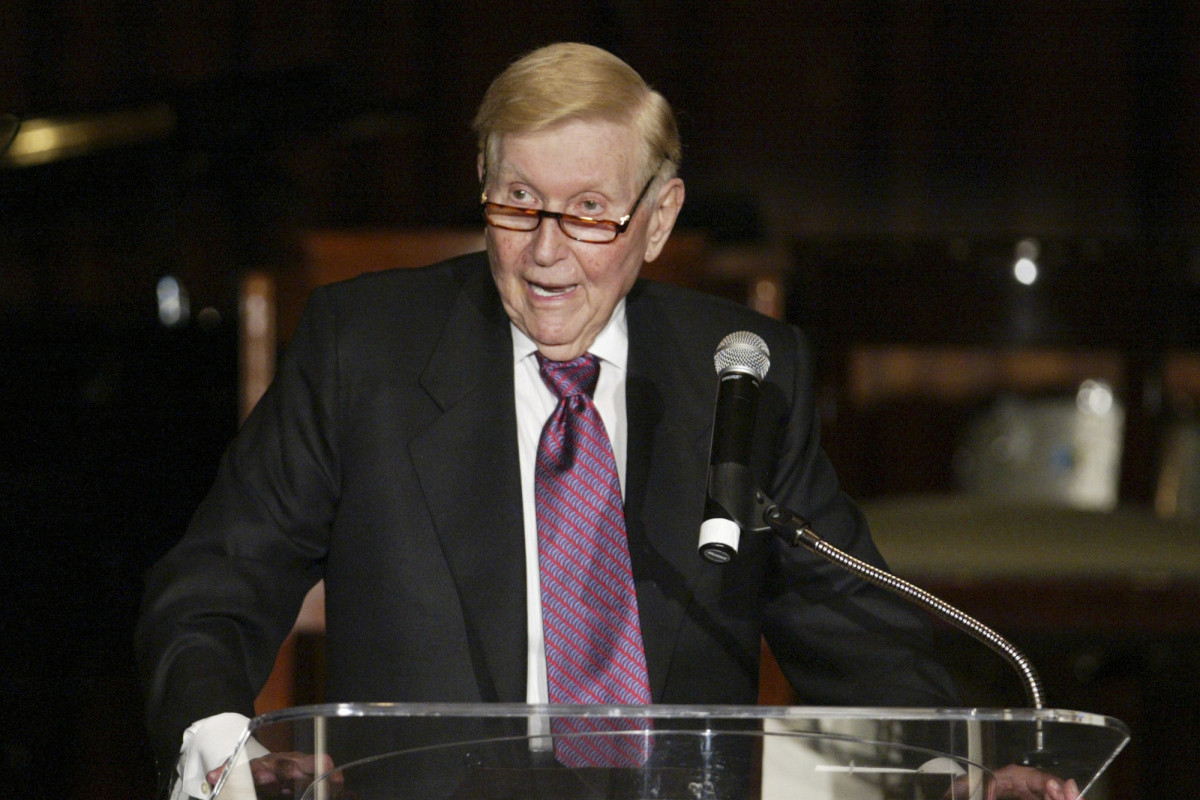 Sumner Redstone, magnate multimillonario de los medios, muere a los 97 años